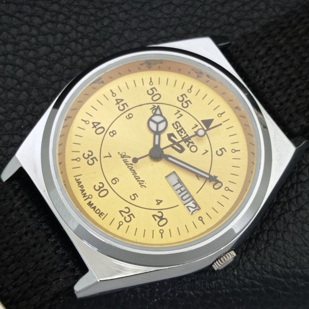 Vintage 1974 Seiko Automatic Mens Silver Watch W/daydate & Yellow accents - Picture 6 of 10